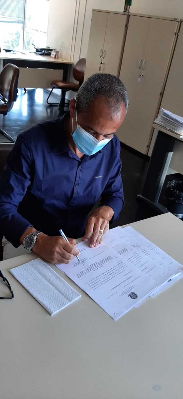 Camacã: Prefeito vai a Salvador, traz uma pá carregadeira e uma Ford Ranger para a Secretaria de Agricultura